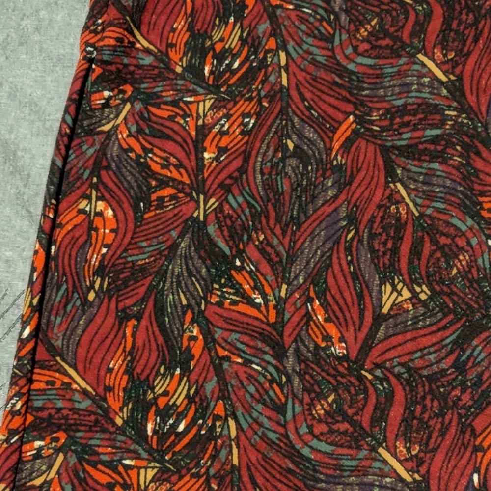 🏷️NWT LuLaRoe Cassie Size Medium Feather pattern - Picture 3 of 3